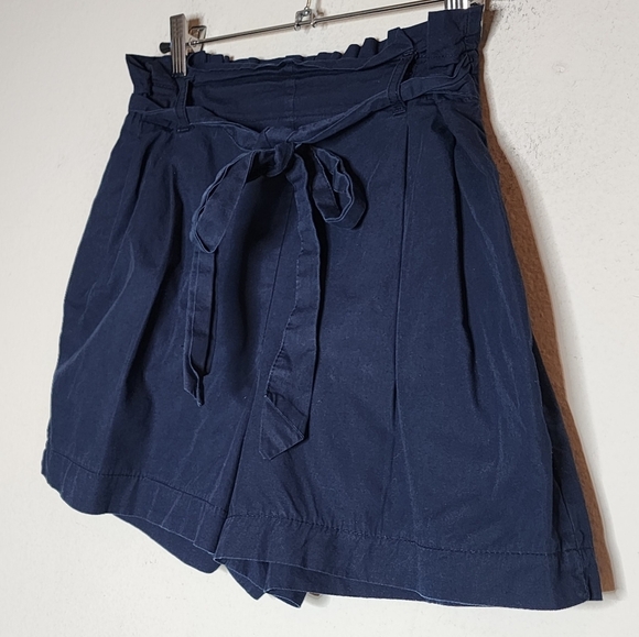 Zara highrise pleated navy shorts with pockets. - Picture 10 of 10